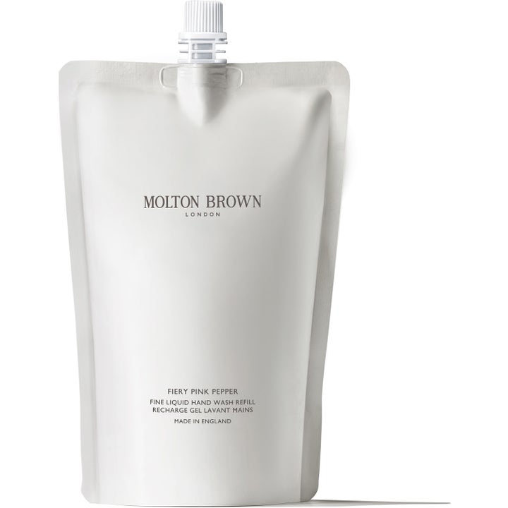 Molton Brown Fiery Pink Pepper handtvål refill i en vit påse med skruvkork som ger en kryddig doft.