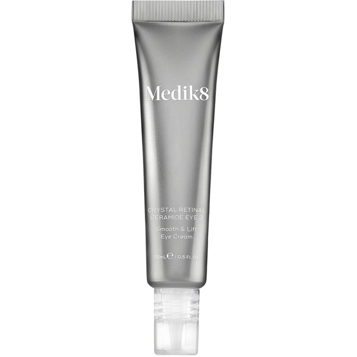 Medik8 Crystal Retinal Ceramide Eye 3 15 ml ceramide retinol ögonkräm i en grå metallisk tub som lyfter huden.