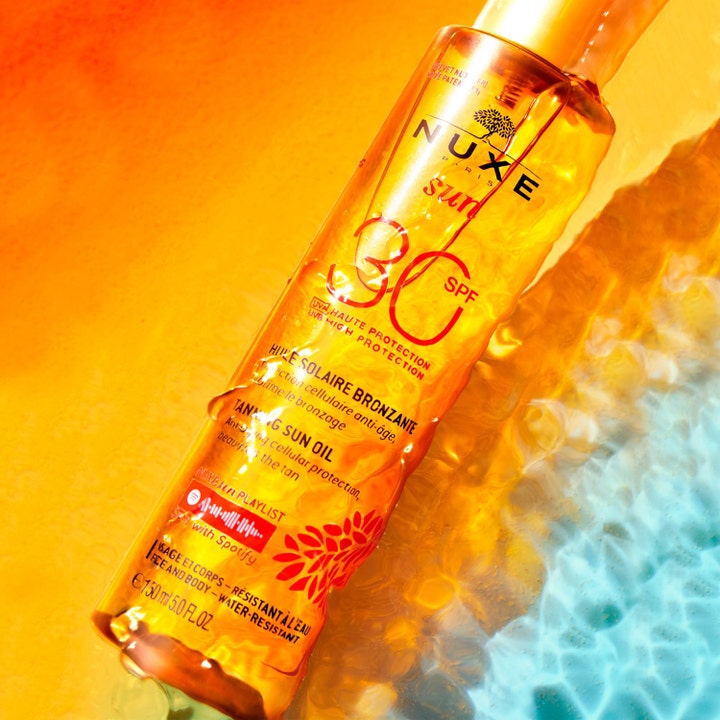 Nuxe Nuxe Sun Tanning Oil 150 ml anti-aging sololja med spf 30 i bärnstensfärgad flaska i glittrande vatten
