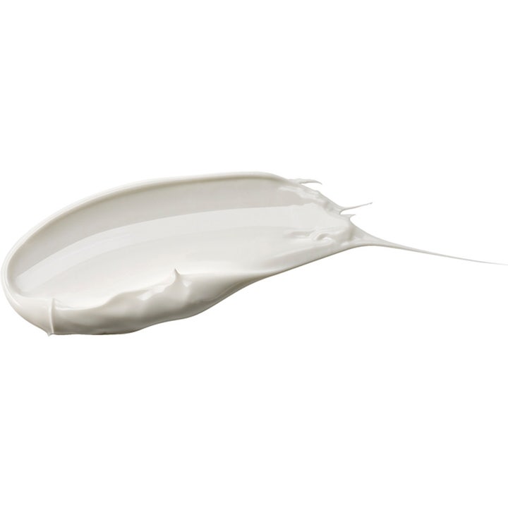Huxley Sun Essence Stay Sun Safe SPF50+ 50 ml återfuktande solskydd visar en smidig vit och krämig textur