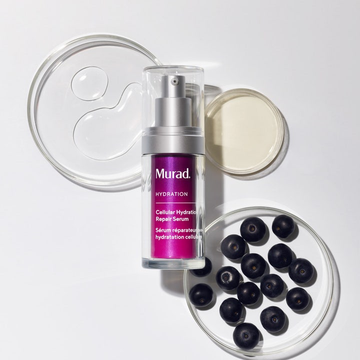 Murad Cellular Hydration Repair Serum 30 ml ger hudreparation i lila pumpflaska omgiven av petriskålar och bär.