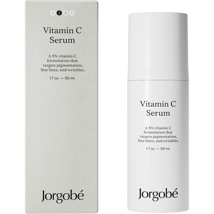 Jorgobé Vitamin C Serum 50 ml antiaging 5% vitamin c i vit minimalistisk pumpflaska och matchande ytterkartong.