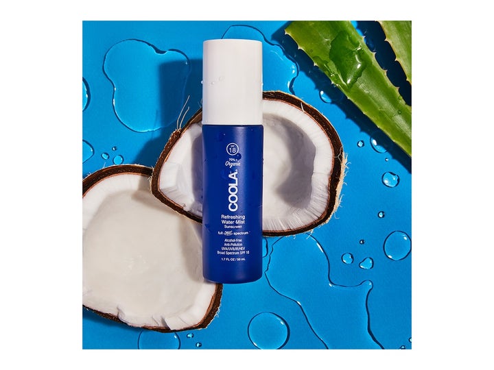 COOLA Refreshing Water Mist 50 ml ekologisk solskydd ansikte spray i blå flaska med kokosnötter och aloe vera.