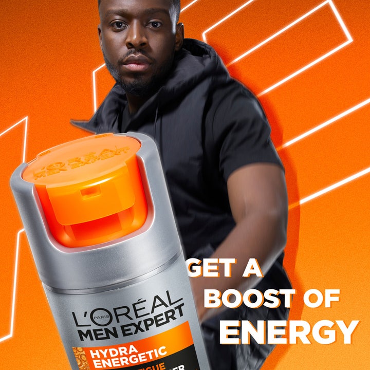 L'Oréal Paris Men Expert Hydra Energetic 24h dagkräm för män motverkar trötthet i pumpflaska med en man i bakgrunden.