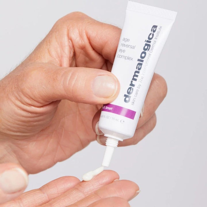 Dermalogica Age Reversal Eye Complex 15 ml ögonkräm mot ålderstecken i vit tub som trycks ut på en hand.