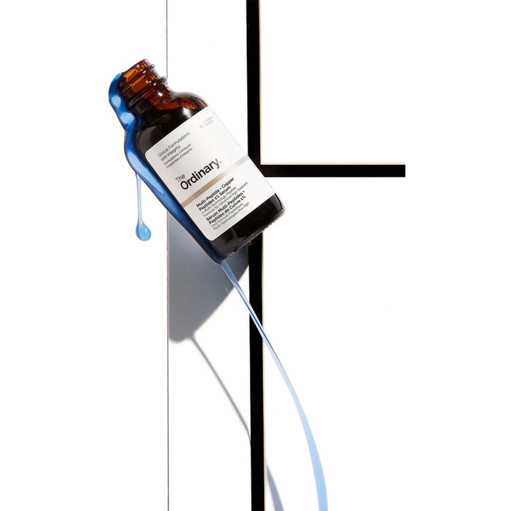 The Ordinary Multi-Peptide + Copper Peptides 1% Serum 30 ml ansiktsserum med peptider i brun flaska med blått serum.