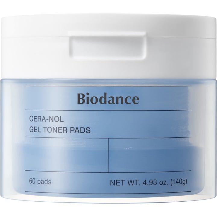 Biodance Cera-nol Gel Toner Pads 60 st lugnande ansiktstoner i en ljusblå plastburk med vitt lock