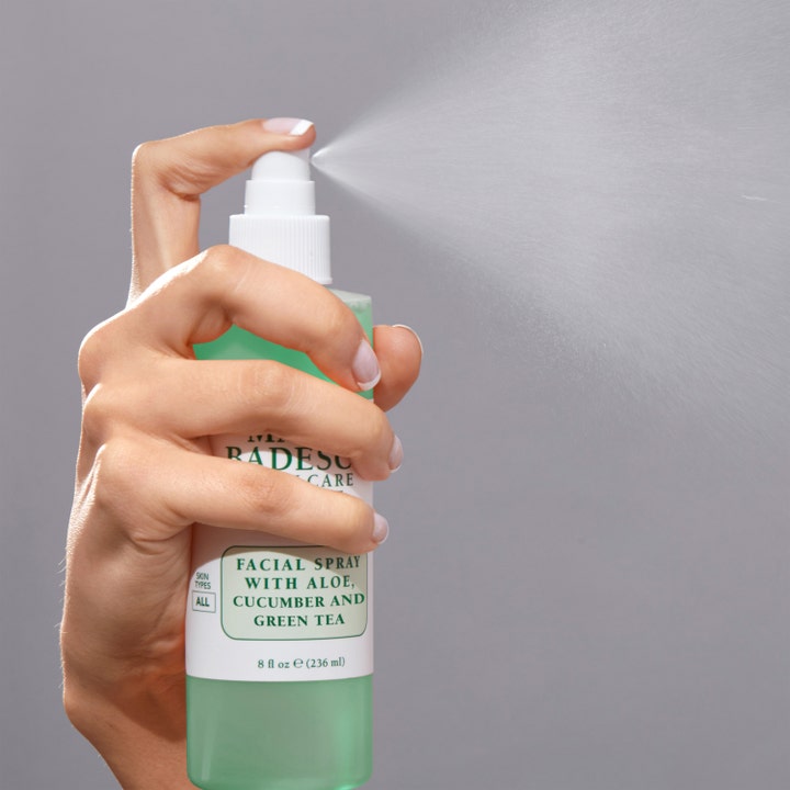 Mario Badescu Facial Spray 118 ml svalkande ansiktsspray med grönt te som sprayas i ett fint moln.