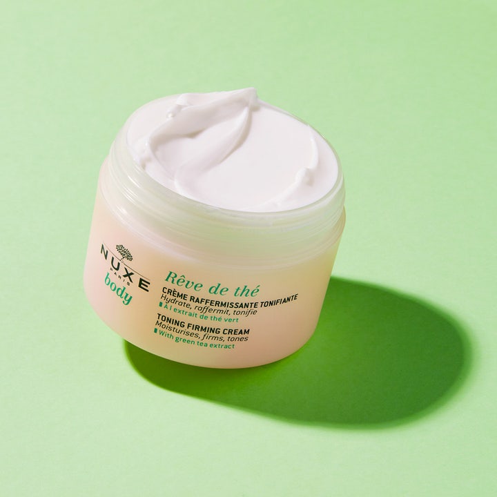 Nuxe Body Rêve De Thé 200 ml fast kroppskräm med grönt te ger fast hud i en öppen burk med fyllig vit textur.