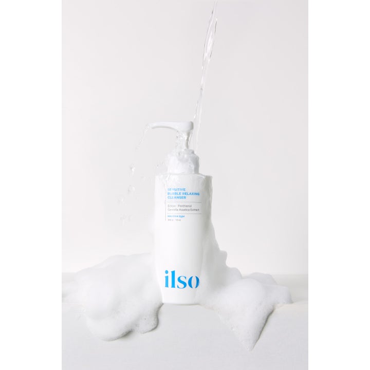 Ilso Sensitive Bubble Relaxing Cleanser 200 g ansiktsrengöring med panthenol i vit pumpflaska omgiven av vitt skum