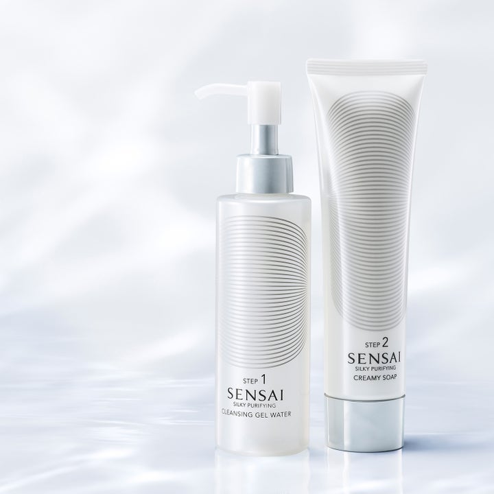Sensai Silky Purifying Cleansing Gel Water 150 ml ansiktsrengöring i pumpflaska bredvid krämig rengöringstval.