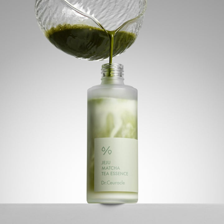 Dr. Ceuracle Jeju Matcha Tea Essence 150 ml lugnande toner när grön matcha hälls i en frostad glasflaska