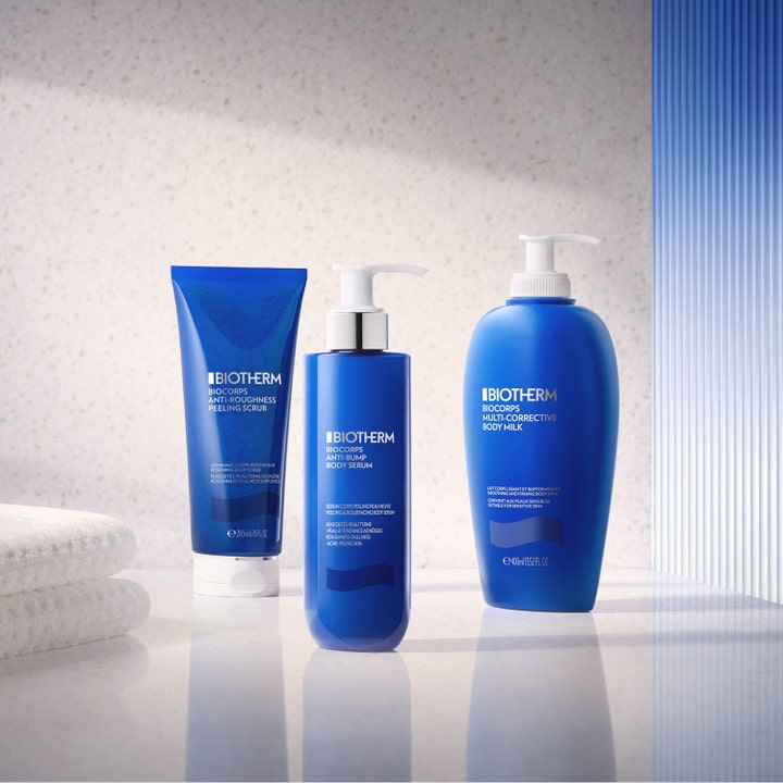 Biotherm Biocorps Multi-Corrective Body Milk 400 ml fast-stärkande kroppslotion i blå pumpflaska med matchande produkter.
