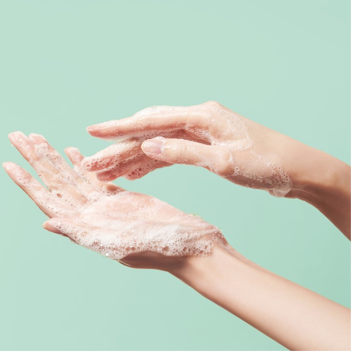 Make Prem Safe Me Oil To Foam Cleanser 200 ml ansiktsrengöring olja till skum som skapar ett mjukt vitt lödder i händerna.