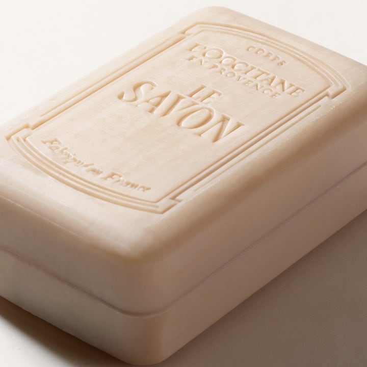 L'Occitane Shea Rich Body Soap 250 g extra mild återfuktande tvål med shea i form av en krämvit präglad tvålbit.