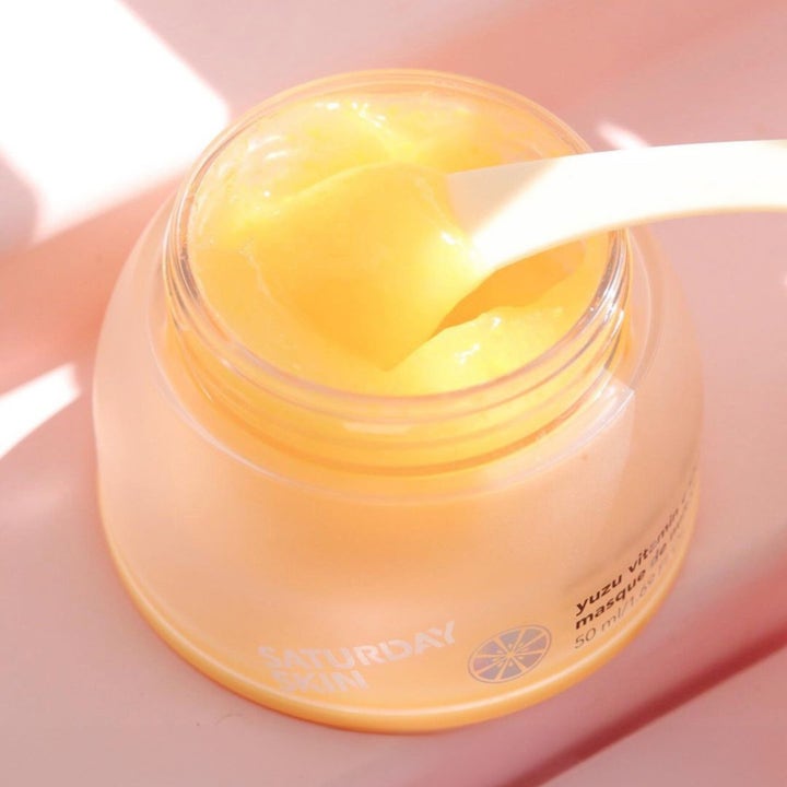 Saturday Skin Yuzu Vitamin C Sleep Mask 50 ml lystergivande nattmask i frostad orange burk med gul gelékonsistens.