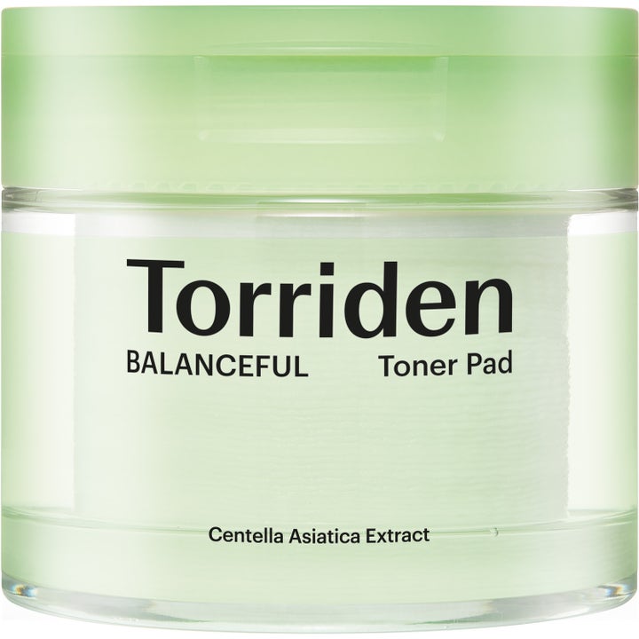 Torriden Balanceful Toner Pad lugnande ansiktstoner med centella asiatica i en genomskinlig ljusgrön plastburk