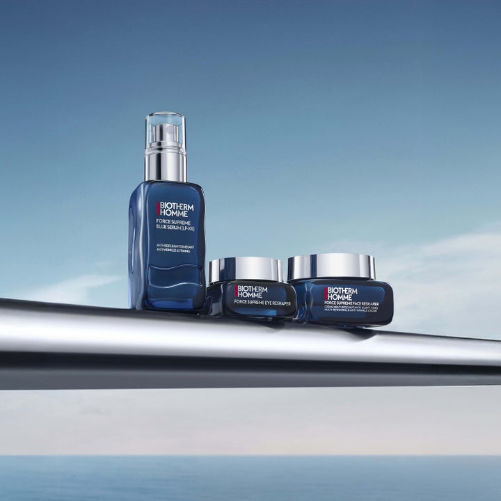 Biotherm Force Supreme Eye Reshaper 20 ml uppstramande ögonkräm i blå glasburk bredvid matchande hudvårdsprodukter