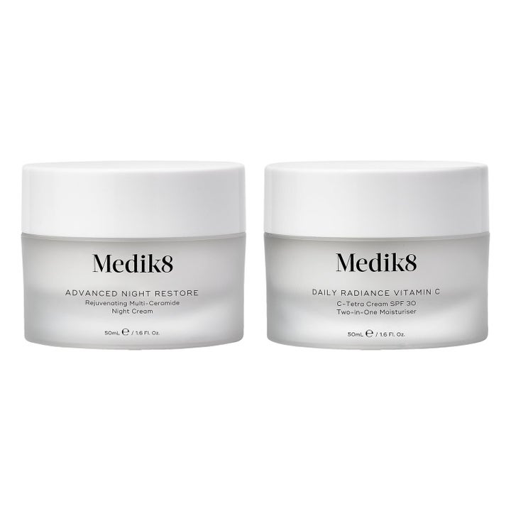 Medik8 Day & Night Skin Renewal Set 100 ml lystergivande hudvårdsset i två burkar av frostat glas med vita lock