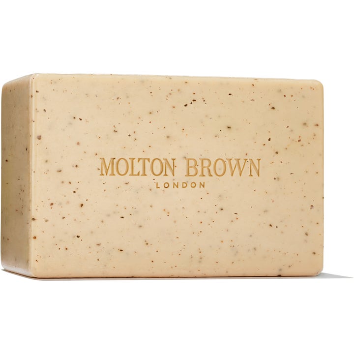 Molton Brown Re-charge Black Pepper Bodyscrub Bar 250g kroppsskrubb för män beige exfolierande tvål med mörka korn