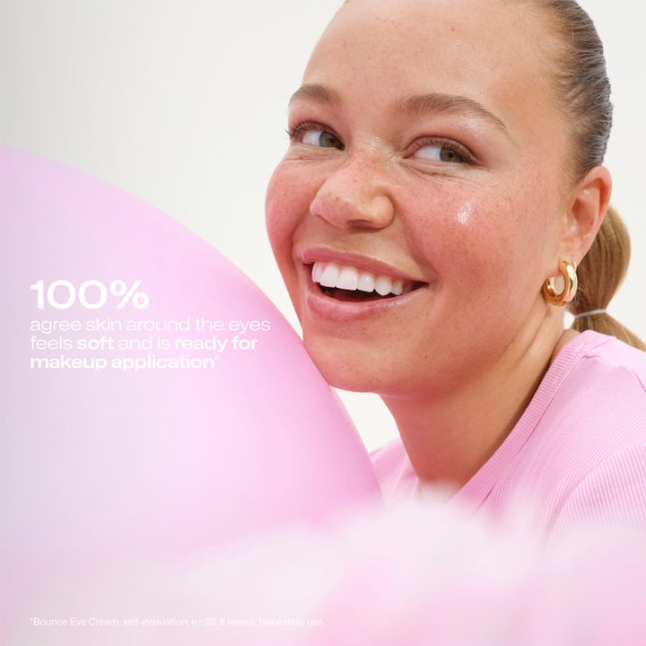 Lumene Bounce Eye Cream 10 ml mjukgörande ögonkräm visar en leende kvinna lutad mot en rosa ballong.