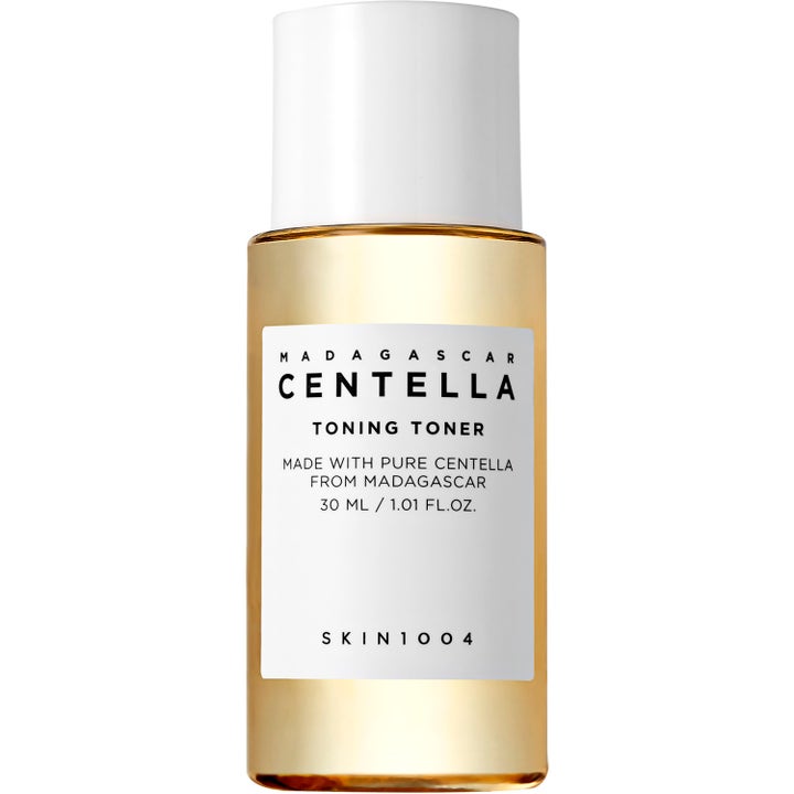 SKIN1004 Madagascar Centella Travel Kit 30 ml lugnande toner i genomskinlig flaska med vitt lock för reseset hudvård