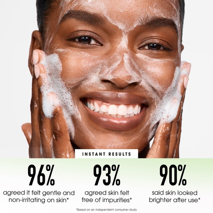 bareMinerals Skinlongevity Plush Gentle Foaming Cleanser 120 ml rengöringsskum ger lyster på kvinna med vitt ansiktsskum.