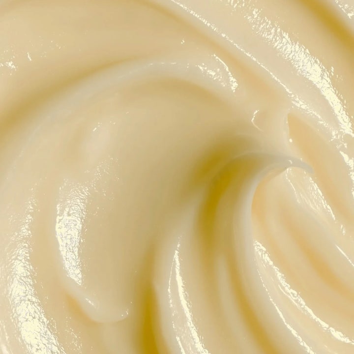 MANTLE The Rich Cream 50 ml rik återfuktande ansiktskräm med ceramider för torr hud i en krämig, ljusgul textur.