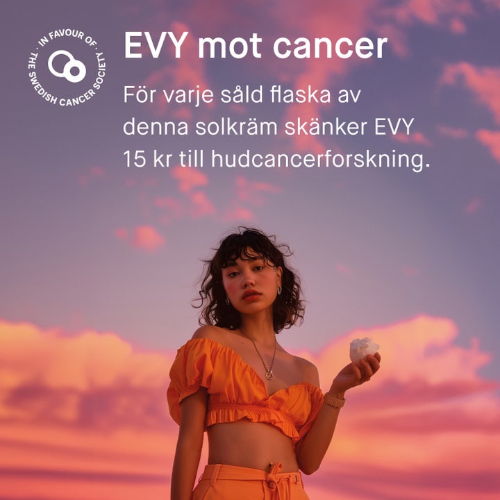 EVY Technology Melanoma Awareness Face Mousse 75 ml solskydd ansikte spf 50 ger UV-skydd i 8 timmar på kvinna i sportkläder.