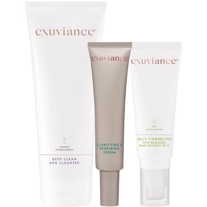 Exuviance Clarifying hudvårdsrutin med AHA-rengöring, förnyande serum och SPF-dagkräm i vita och greige tuber.