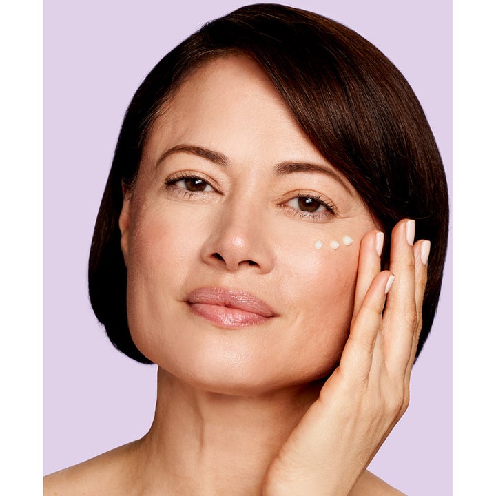 Exuviance Age Reverse Eye Contour 15 g uppstramande ögonkräm mot rynkor som appliceras med små klickar under ögat.