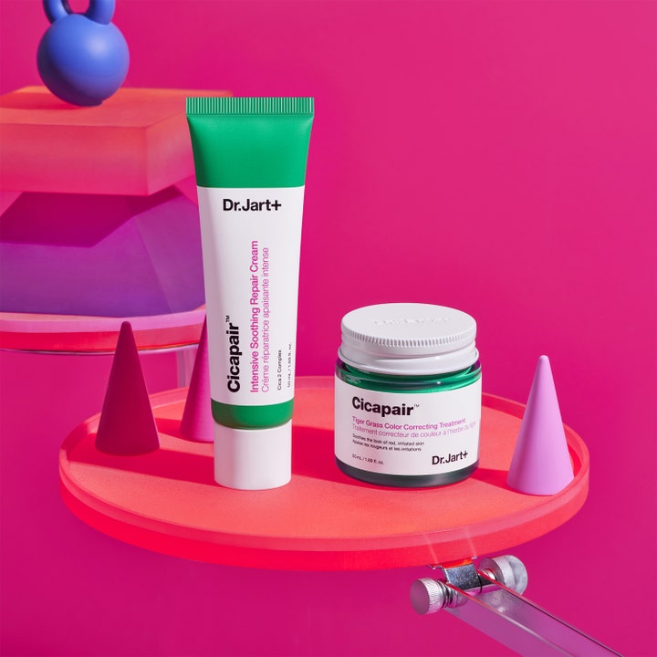 Dr.Jart+ Cicapair Tiger Grass Color Correcting Treatment 50 ml färgkorrigering i glasburk och tub mot rosa bakgrund.