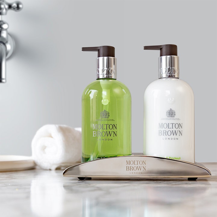 Molton Brown Lime & Patchouli Hand Lotion 300 ml återfuktande molton brown handlotion i vit pumpflaska på lyxig marmor.