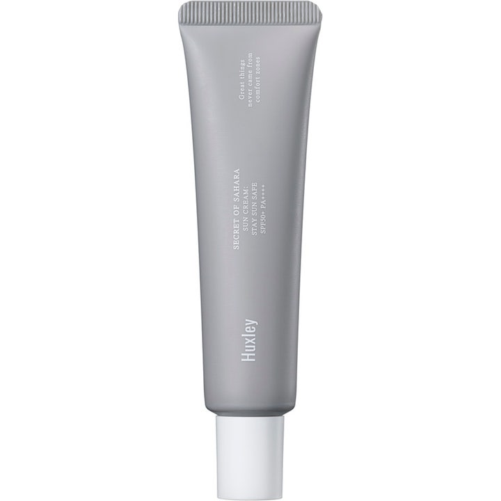 Huxley Secret of Sahara Sun Cream Stay Sun Safe 50 ml solkräm som ger högt UV-skydd i en grå minimalistisk tub med vitt lock