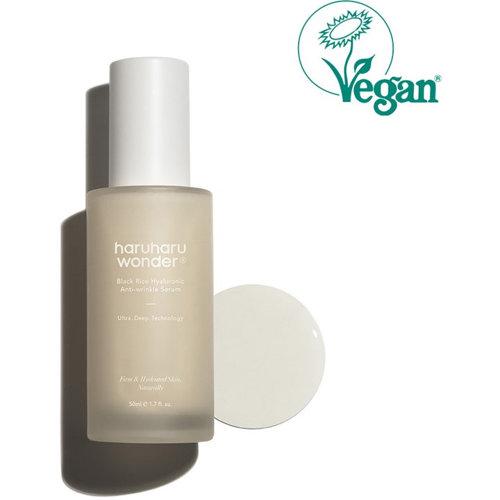 haruharu wonder Black Rice Hyaluronic Anti-wrinkle Serum 50 ml i frostad flaska med vegansk logotyp