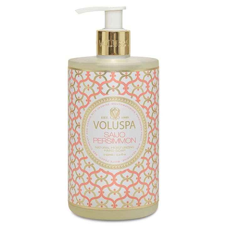 Voluspa Saijo Persimmon 450 ml återfuktande handtvål i flaska med vit pump och mönster i guld och persika.