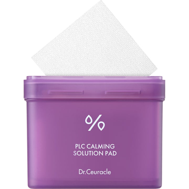 Dr. Ceuracle PLC Calming Solution Pad 130 st ger lugnande ansiktstoner i lila burk med en vit texturerad pad
