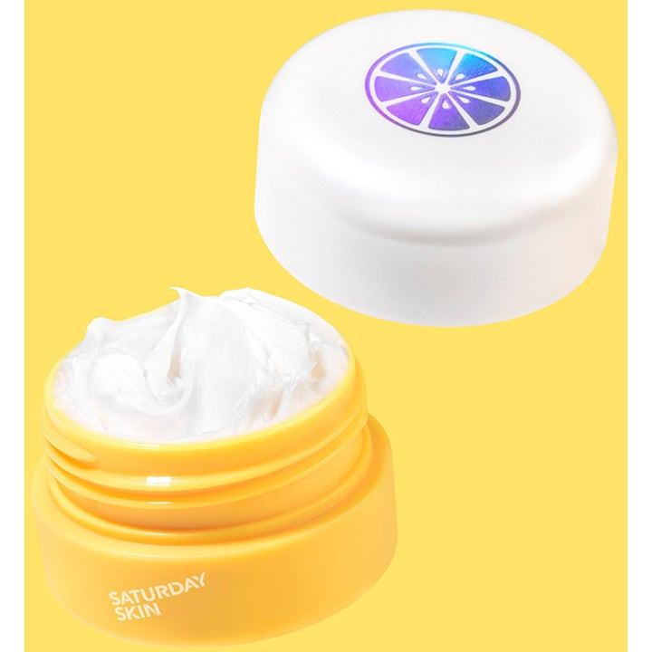 Saturday Skin Yuzu Vitamin C Bright Eye Cream 15 ml lystergivande ögonkräm i gul burk med krämig vit textur.