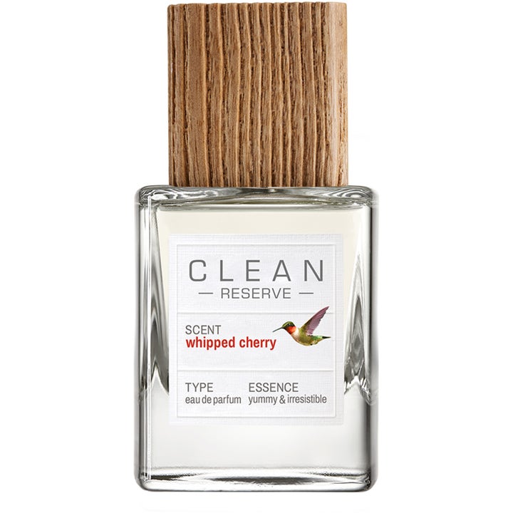 Clean Reserve Whipped Cherry 30 ml körsbärsparfym i fyrkantig glasflaska med vit etikett och ett stort lock i ljust trä