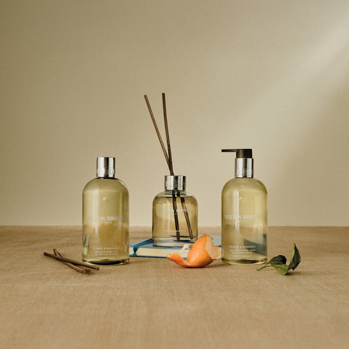 Molton Brown Orange & Bergamot 300 ml lyxig flytande handtvål i pumpflaska bredvid doftstickor och apelsinskal.
