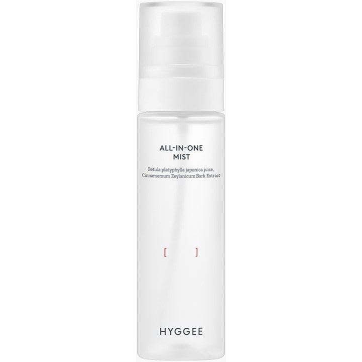 Hyggee All-In-One Mist 100 ml hudbalanserande ansiktsmist i en frostad vit sprayflaska med transparent lock
