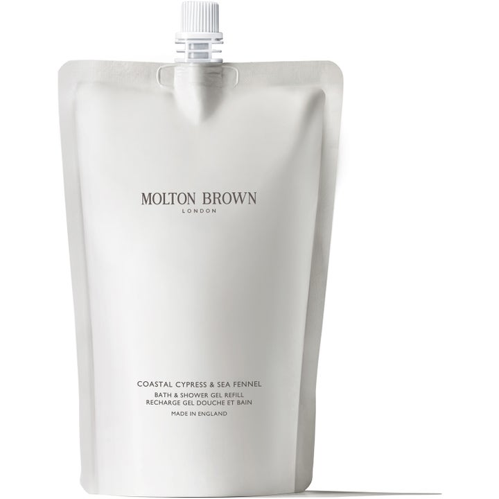 Molton Brown Coastal Cypress & Sea Fennel duschgel refill i en vit stilren påfyllningspåse med vit skruvkork.