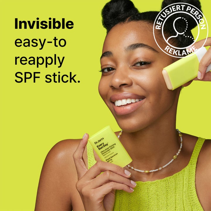 Dr.Jart+ Every Sun Day Priming Sunscreen Stick 19 g solstift med SPF 50 som appliceras smidigt av en leende person.