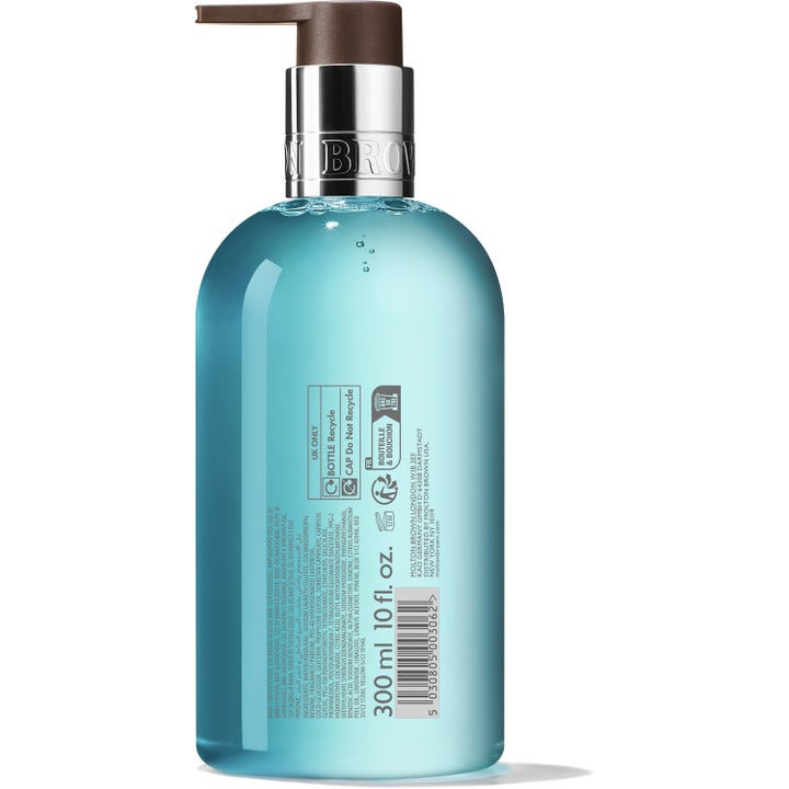 Molton Brown Coastal Cypress & Sea Fennel 300 ml uppfriskande blå handtvål i flaska med synlig baksidesetikett.