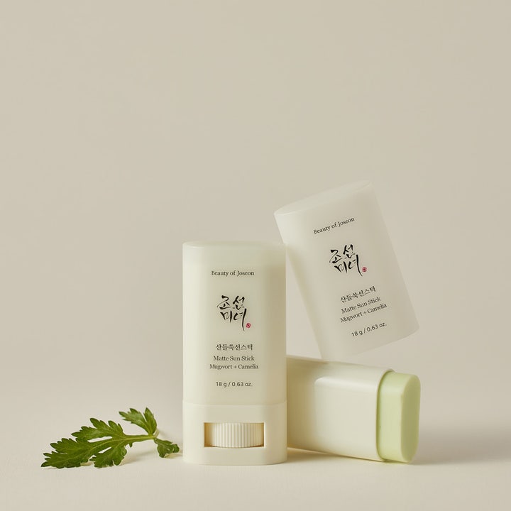 Beauty of Joseon Matte sun stick 18 g ger matt solskydd ansikte naturligt med grön formula i ljusa hylsor.