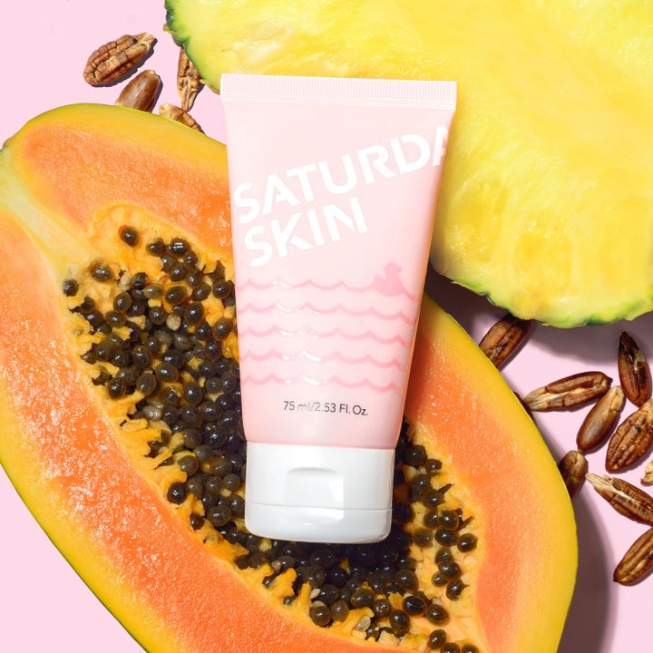 Saturday Skin Rub-a-Dub Refining Peel Gel 75 ml lystergivande peeling i rosa tub på en papaya och ananas