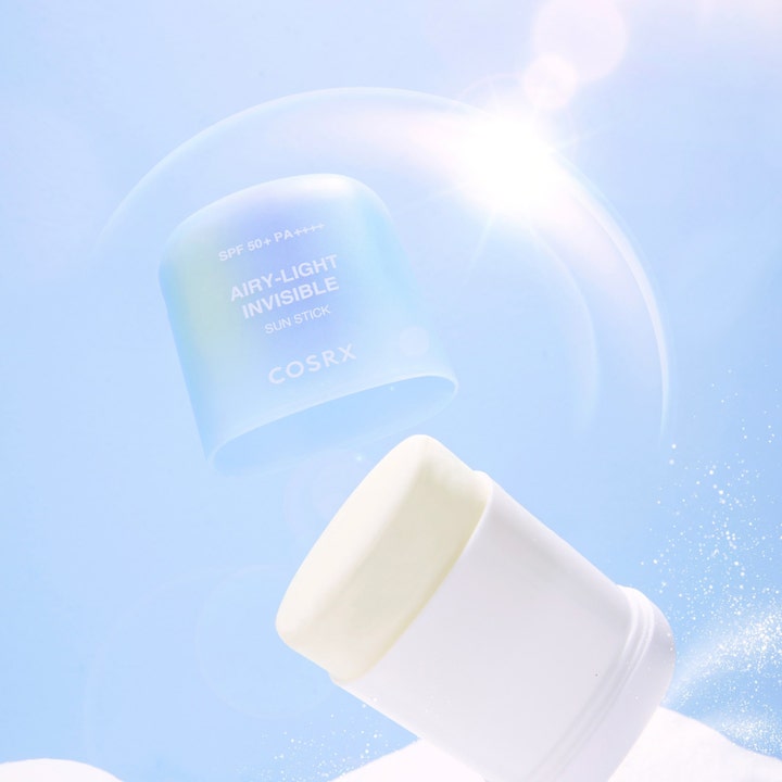 COSRX Airy-Light Invisible Sun Stick 19 g solskydd ger SPF50 i ett smidigt stift omgivet av soliga ljusbubblor