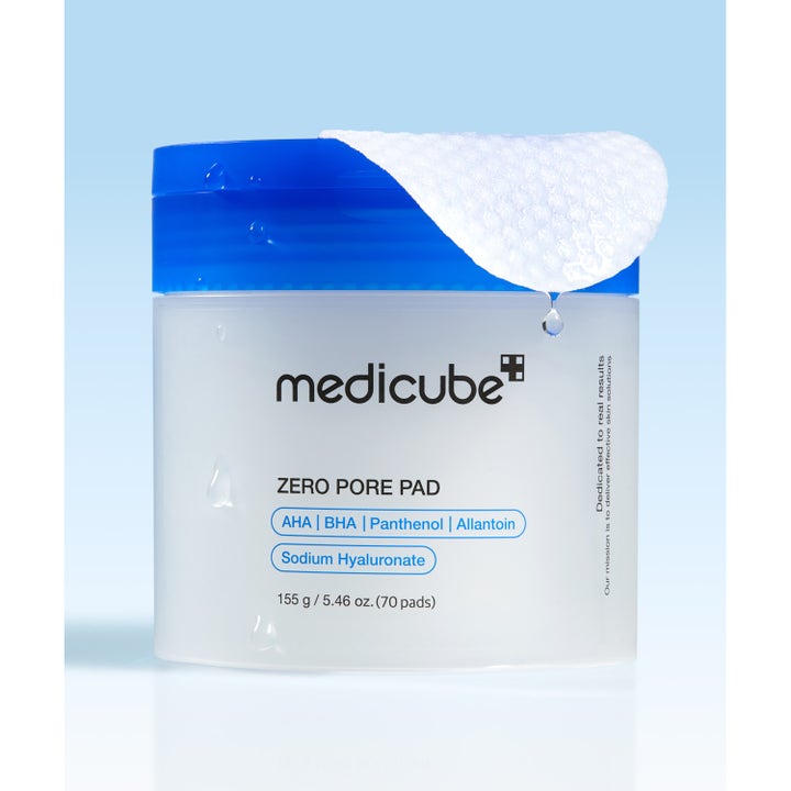 Medicube Zero Pore Pad 70 st porförminskande pads i frostad burk med blått lock och en fuktig strukturerad pad.