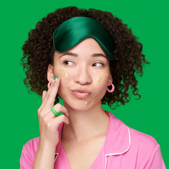 Dr.Jart+ Cicapair Sleepair Intensive Soothing Repair Mask 75 ml fuktgivande nattmask med centella anti-rodnad på modell.