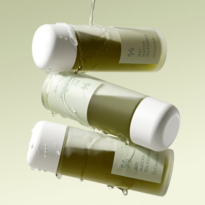 Dr. Ceuracle Jeju Matcha Tea Essence 150 ml lugnande toner i tre frostade flaskor med grön vätska och vattenstänk.